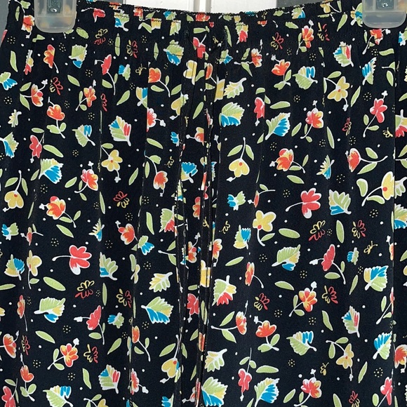 Colorful Floral & Black Cropped Pants - Picture 3 of 7